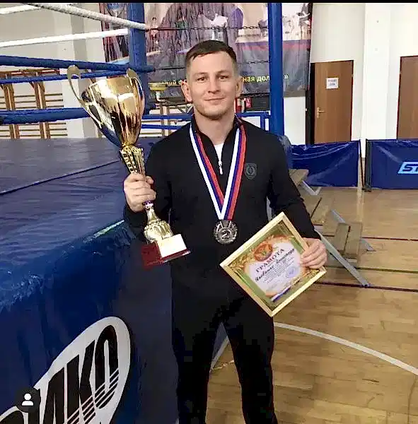 Тренер и боец клуба Алмаз получил Мастера спорта по Комплексному единоборству. Тренер и боец клуба Алмаз получил Мастера спорта по Комплексному единоборству.